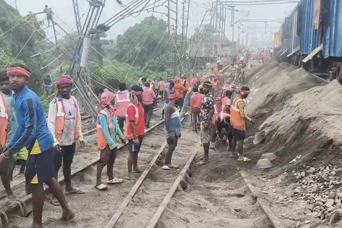 ফরাক্কায় মেরামতির মাঝেই ফের ধস! আজও বাতিল বহু ট্রেন, আকাশছোঁয়া বাসের টিকিটে মহা ভোগান্তি