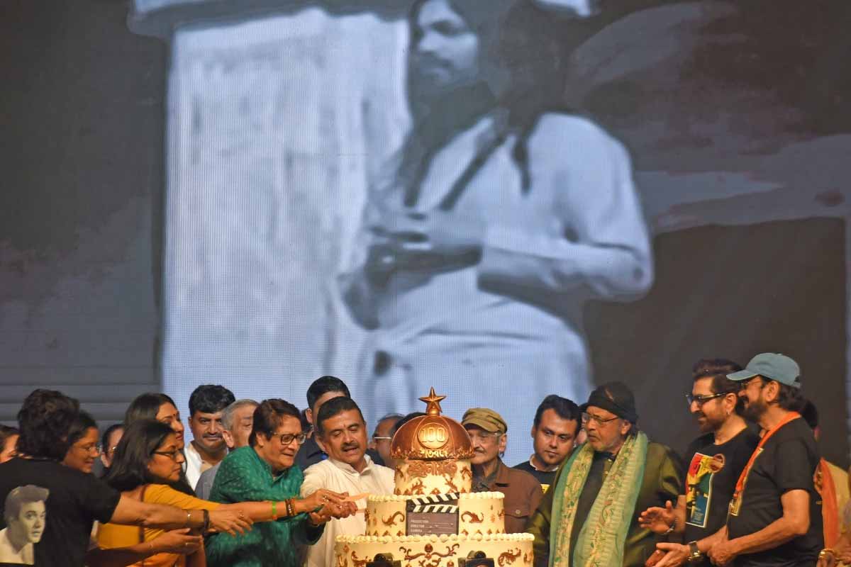 শহরের ‘উত্তম করিডরে’ তারকাখচিত পদযাত্রা, বাংলা ছবির অমৃতকাল ফেরানোর শপথ শুভেন্দুর