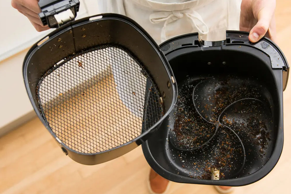 How to clean an air fryer with oil and bad odour buildup