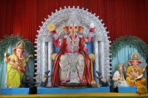 সোৎসাহে শহরে সিদ্ধিদাতার আরাধনা, ছবিতে ছবিতে ধরা দিলেন ‘গণপতি বাপ্পা মোরিয়া’
