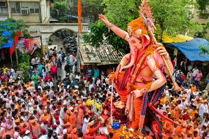 মসজিদের পাশে শোভাযাত্রা! ‘দেখে নেব’ গণেশ পুজোয় ‘হুমকি’ কংগ্রেসশাসিত কর্নাটকের পুলিশের