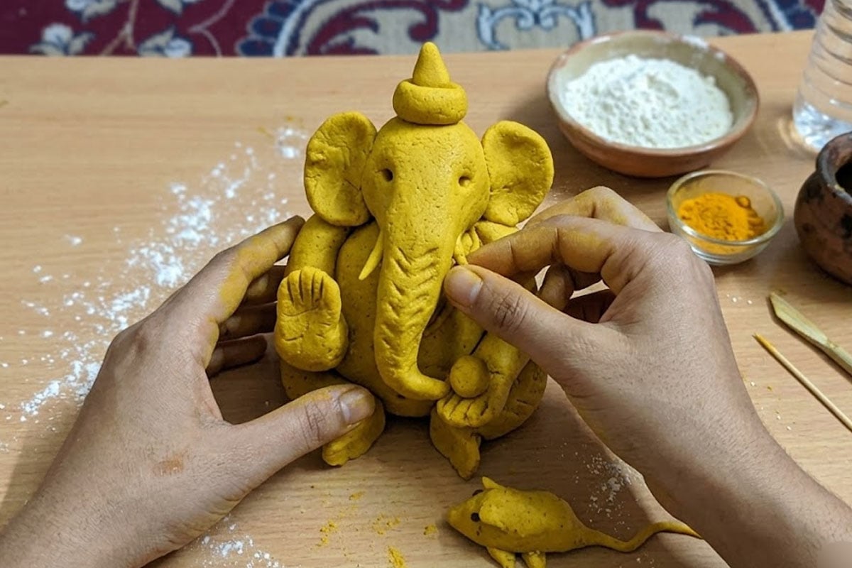 গণেশপুজো হয়ে উঠুক পরিবেশবান্ধব, ঘরেই ময়দা-হলুদে রূপ দিন সিদ্ধিদাতার