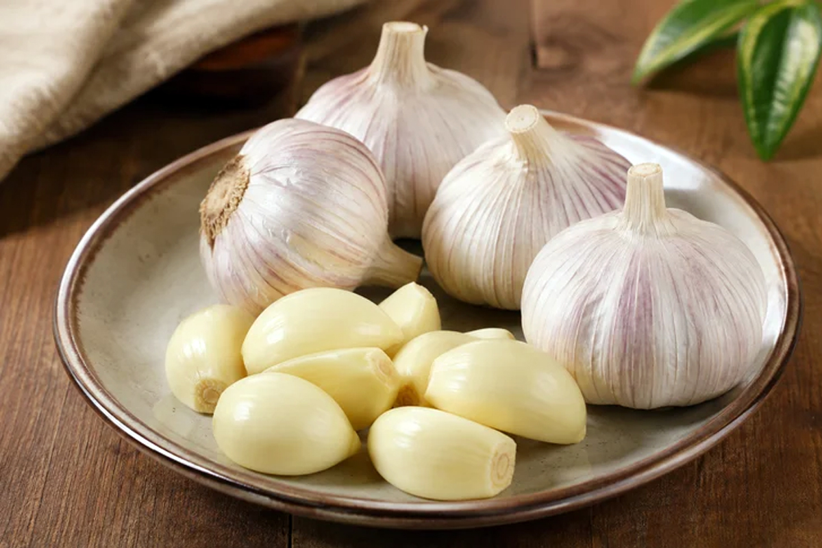 Garlic Benefits: What Happens When You Eat One Clove on an Empty Stomach?