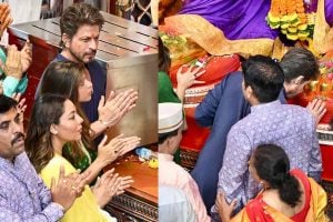 লালবাগচা রাজার দর্শনে ঘেমে নেয়ে একশা শাহরুখ, কার ওড়নায় ঘাম মুছলেন? ভাইরাল ভিডিও