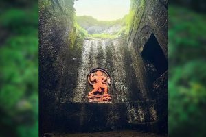 দুর্গের রক্ষাকর্তা স্বয়ং পবনপুত্র! ৩০০০ ফুট খাড়াই সিঁড়ি চড়ে বজরংবলি দর্শন করেন ভক্তরা