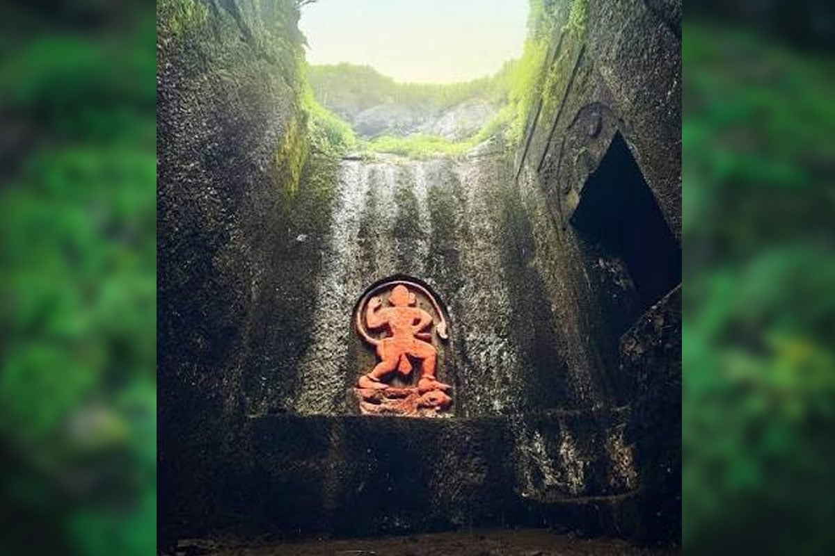 দুর্গের রক্ষাকর্তা স্বয়ং পবনপুত্র! ৩০০০ ফুট খাড়াই সিঁড়ি চড়ে বজরংবলি দর্শন করেন ভক্তরা