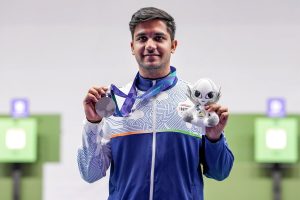 বিরাটই প্রেরণা রুপোর ছেলের, কুস্তির আখড়া থেকে শুটিংয়ে গিয়ে জোড়া রুপো হিমাংশুর