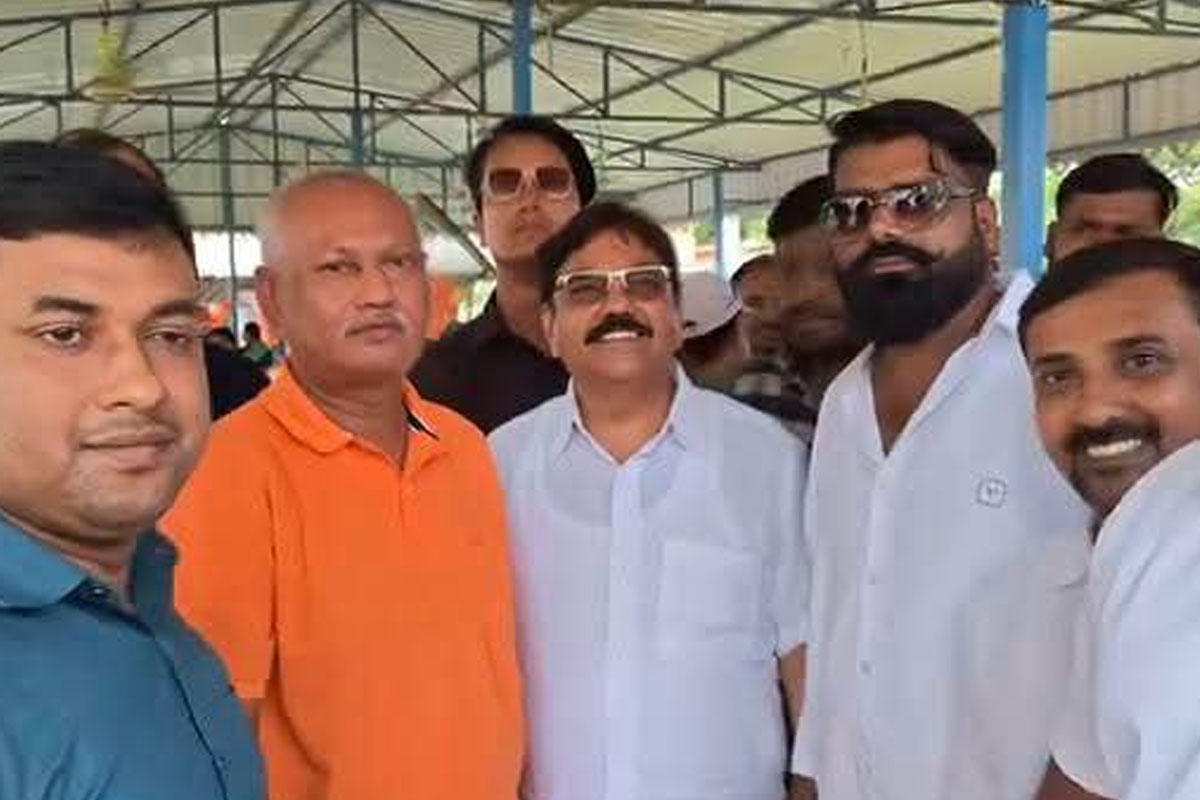 Notorious Ramesh Mahato on BJP stage in Hooghly
