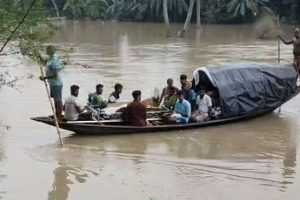 দামোদরের জলে ভেসেছে গ্রাম, সৎকারের জন্য নৌকায় শ্মশানে নিয়ে যাওয়া হল মৃতদেহ!