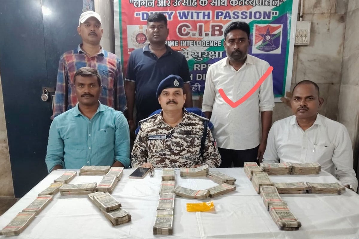 হাওড়া স্টেশনে লক্ষ লক্ষ টাকা, সোনা উদ্ধার! বন্দে ভারত এক্সপ্রেস থেকে নামতেই জালে অভিযুক্ত