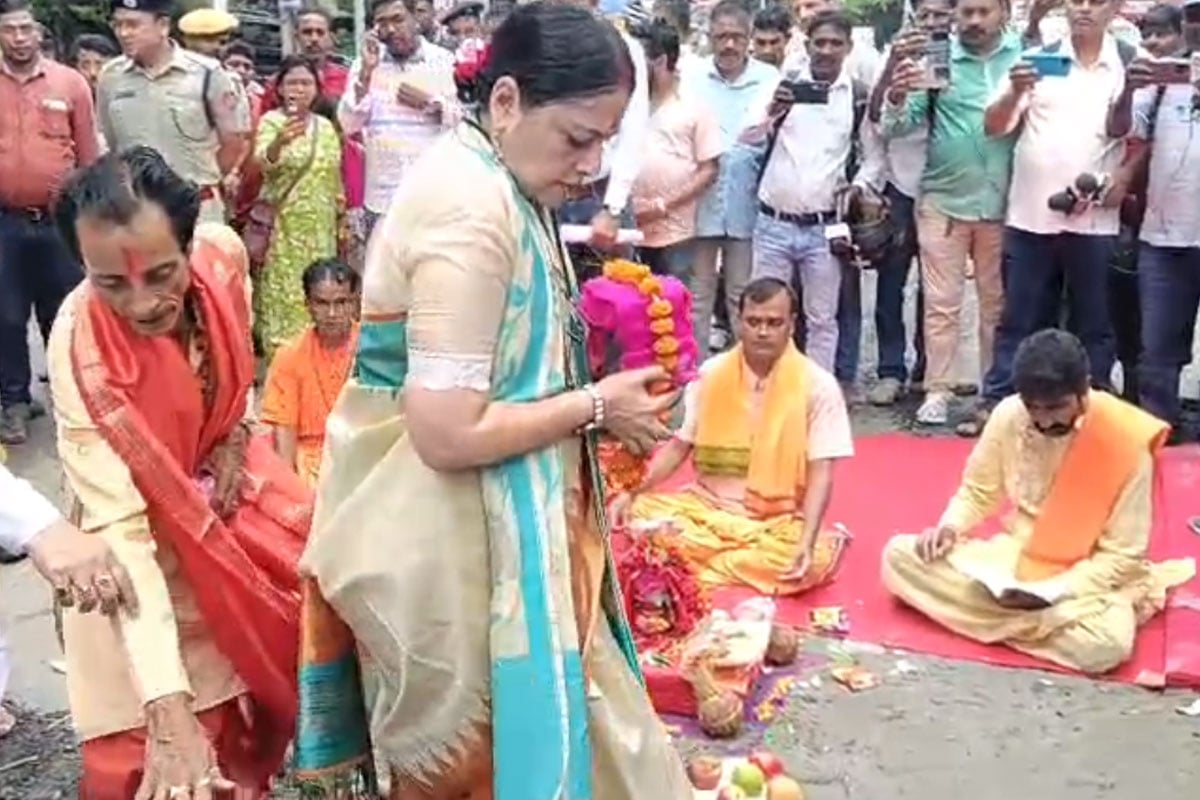 পথেই হোম-যজ্ঞ, নারকেল ফাটালেন অগ্নিমিত্রা, শ’খানেক রাস্তা মেরামতি শুরু হাওড়ায়