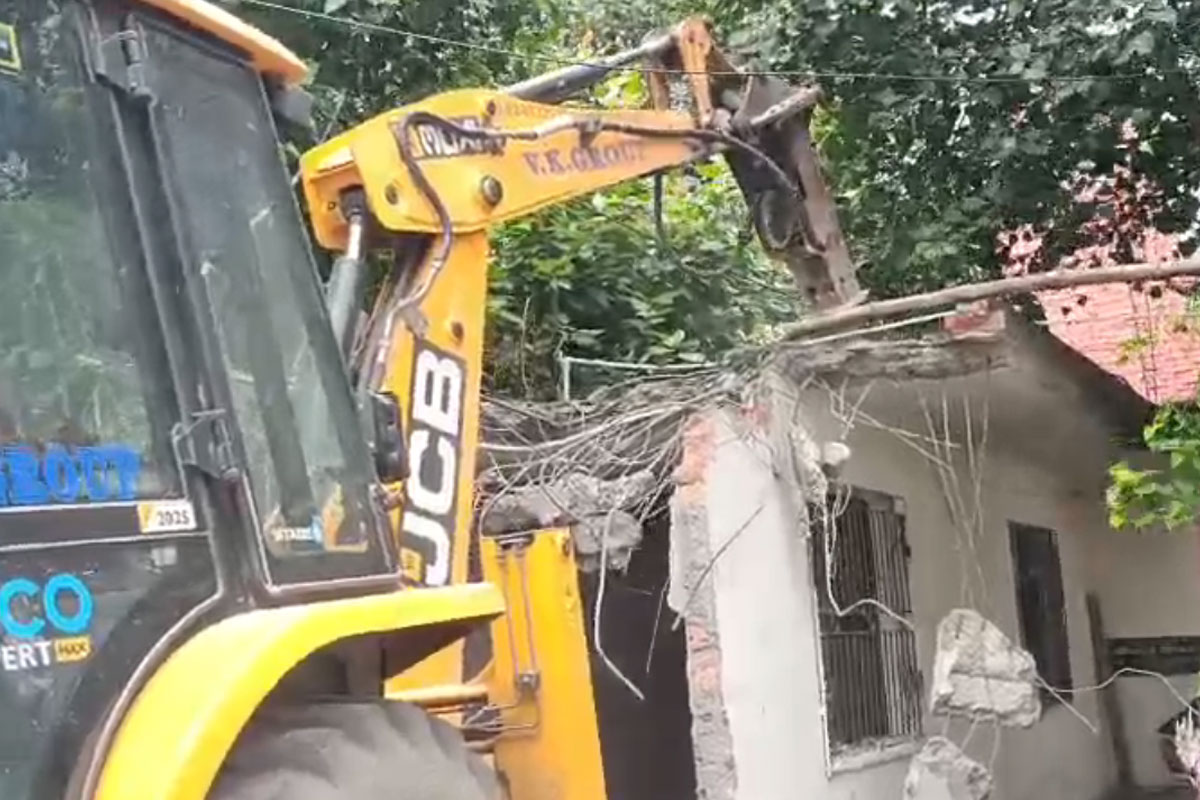 গঙ্গার ধার দখল করে ‘অবৈধ’ নির্মাণ, বুলডোজারে গুঁড়িয়ে দেওয়া হল প্রাক্তন তৃণমূল বিধায়কের কার্যালয়