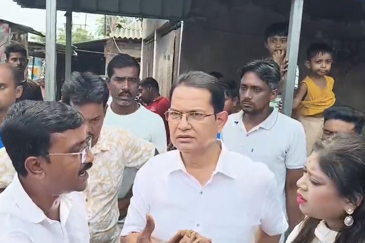 ধর্মের নামে সুড়সুড়ি! তৃণমূলের কালীঘাটপন্থী নেতাকে গো-ব্যাক স্লোগান, পার্টি অফিস ভাঙচুর