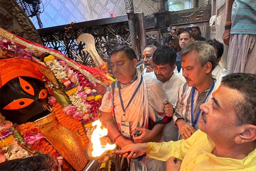 CM suvendu adhikari offers prayers at Kalighat Temple