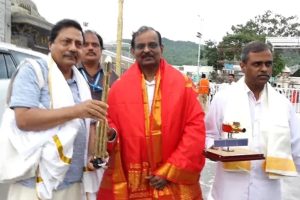 ‘মিশনে সাফল্য আসুক’, দেবতার চরণে রকেটের মডেল অর্পণ করে পুজো দিলেন ইসরো চেয়ারম্যান