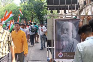 ক্যাম্পাসে বন্দে মাতরম যাত্রা এবিভিপির, বাইরে মিছিল এসএফআইয়ের! ফের তপ্ত যাদবপুর