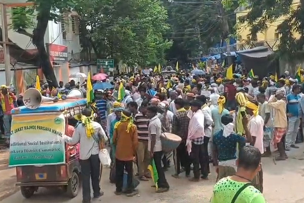 মাতৃভাষায় শিক্ষাদান কোথায়? বন্ধ হস্টেল চালুর দাবিতে বাঁকুড়ায় বিক্ষোভ আদিবাসীদের, দাবি পৃথক সাঁওতালি বোর্ডের