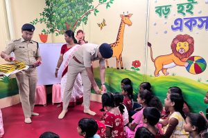 বন্দুক নয় বই! একদা জঙ্গলমহলের মাও ‘মুক্তাঞ্চলে’ সিআরপিএফ ক্যাম্পেই এবার পাঠদান কচিকাঁচাদের