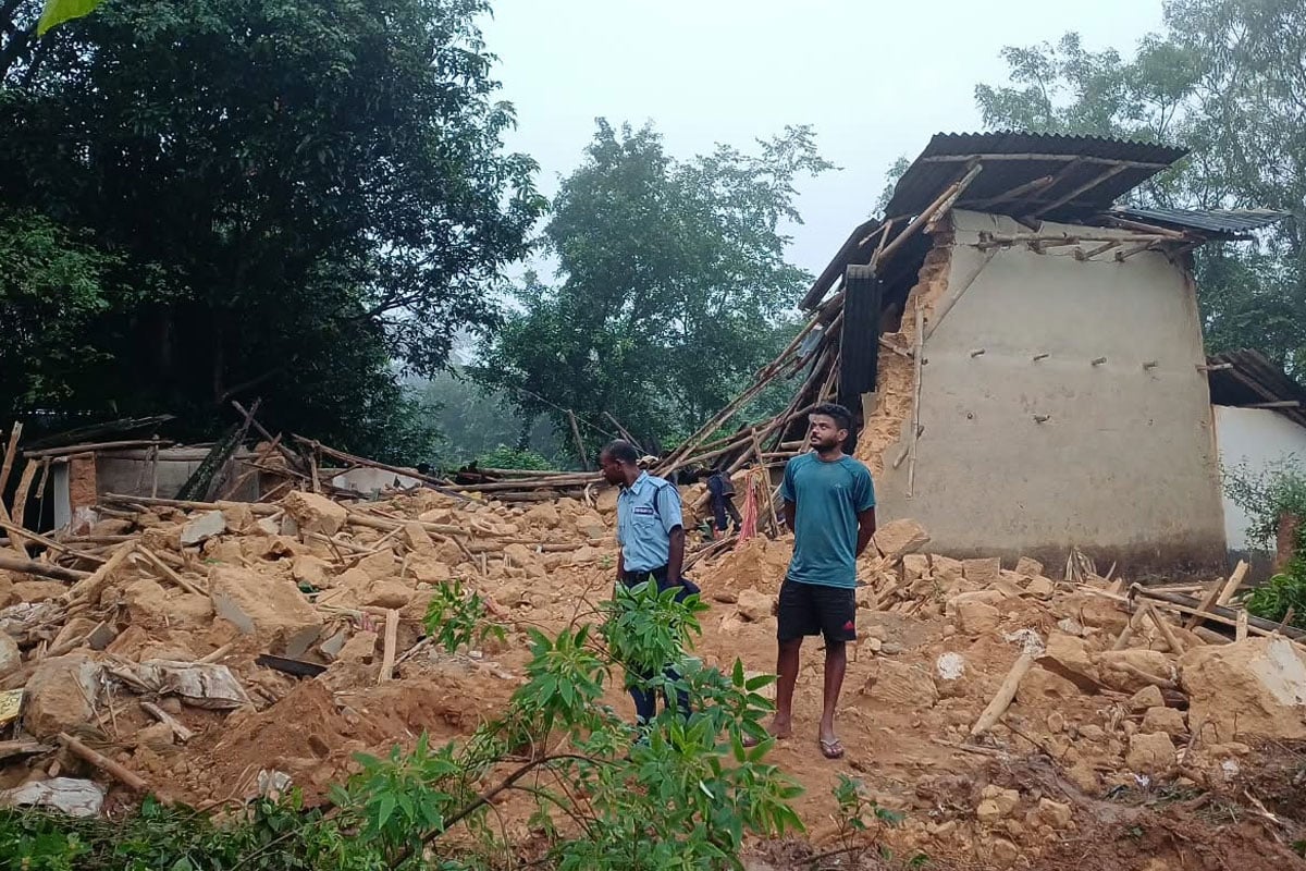 আবাসে ঘর মেলেনি, গভীর রাতে হুড়মুড়িয়ে ভেঙে পড়ল বাড়ি! ঘুমের মধ্যেই মৃত্যু প্রৌঢ়ের