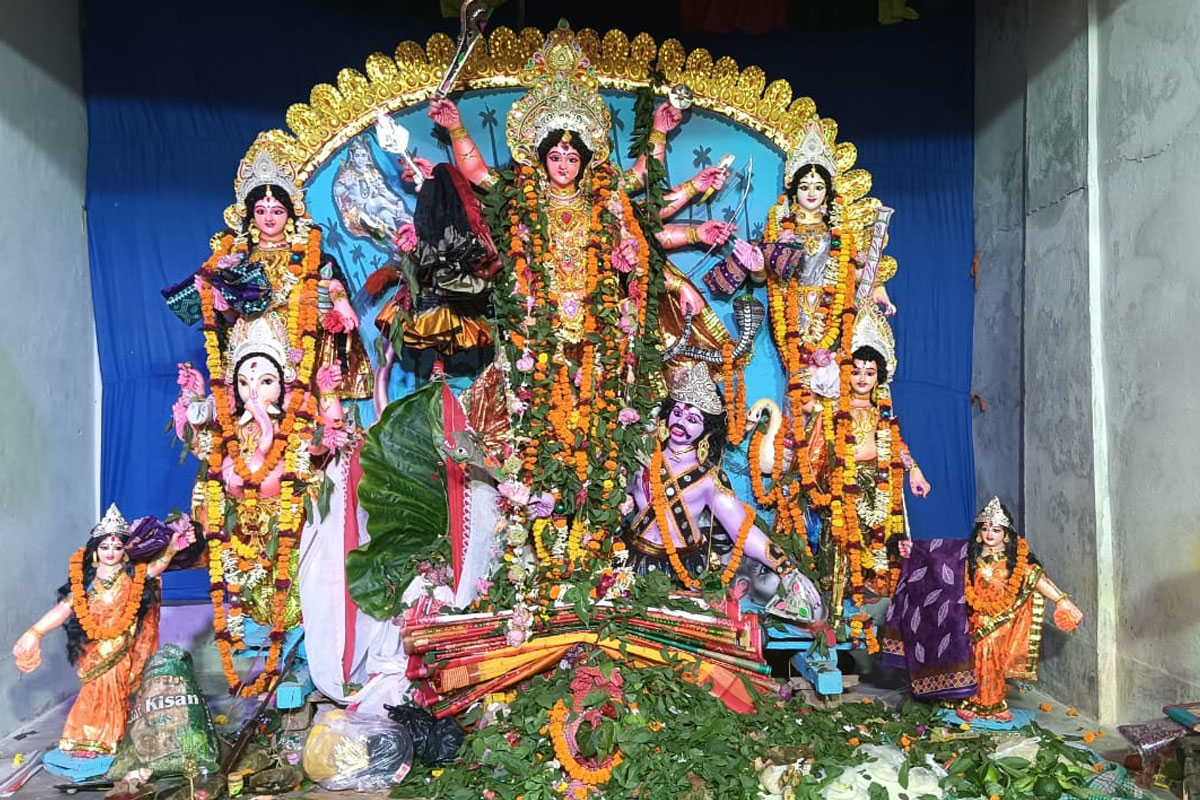 দশমীতে পরিবারের সকলের হাতে অপরাজিতার বালা! ১৬৪ বছর আগে স্বপ্নাদেশের পর শুরু হয় ঝাড়গ্রামের এই পুজো