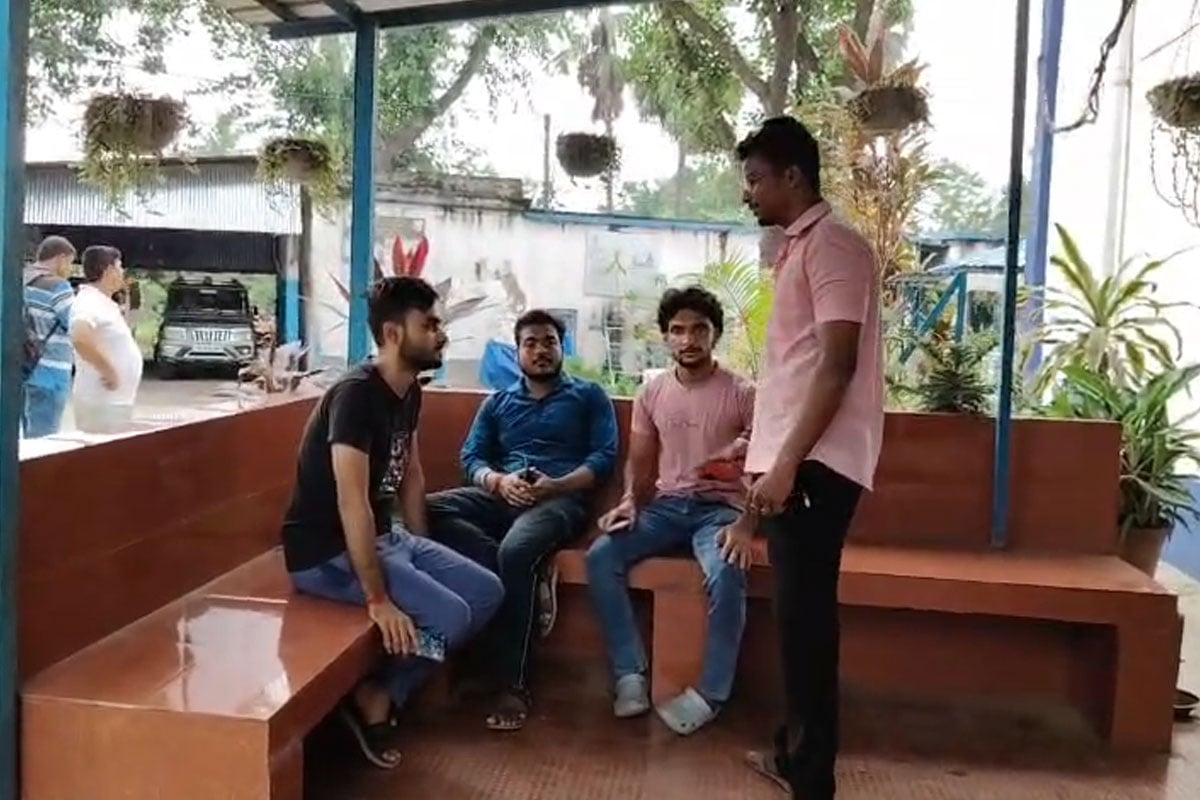 Allegation of mobile phone theft under the guise of begging in Kanksa