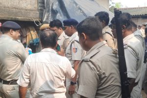 কাটোয়ায় ঘরের মেঝেয় বিধবার গলাকাটা রক্তাক্ত দেহ! সম্পত্তিগত কারণে খুন নাকি অন্য কিছু?