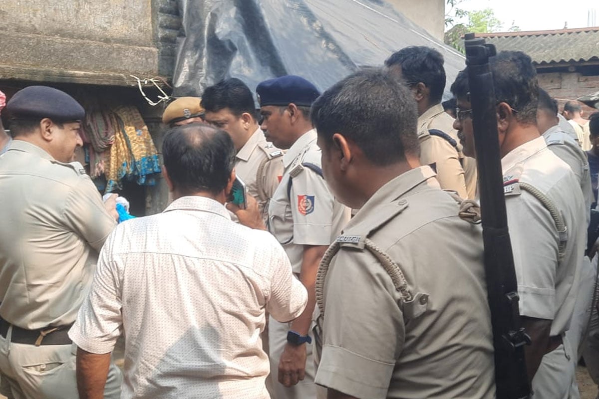 কাটোয়ায় ঘরের মেঝেয় বিধবার গলাকাটা রক্তাক্ত দেহ! সম্পত্তিগত কারণে খুন নাকি অন্য কিছু?