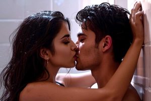 দিনে ২২ মিনিট চুমু খেলেই আয়ু বাড়বে ৭ বছর! দাবি জার্মানির বিজ্ঞানীদের