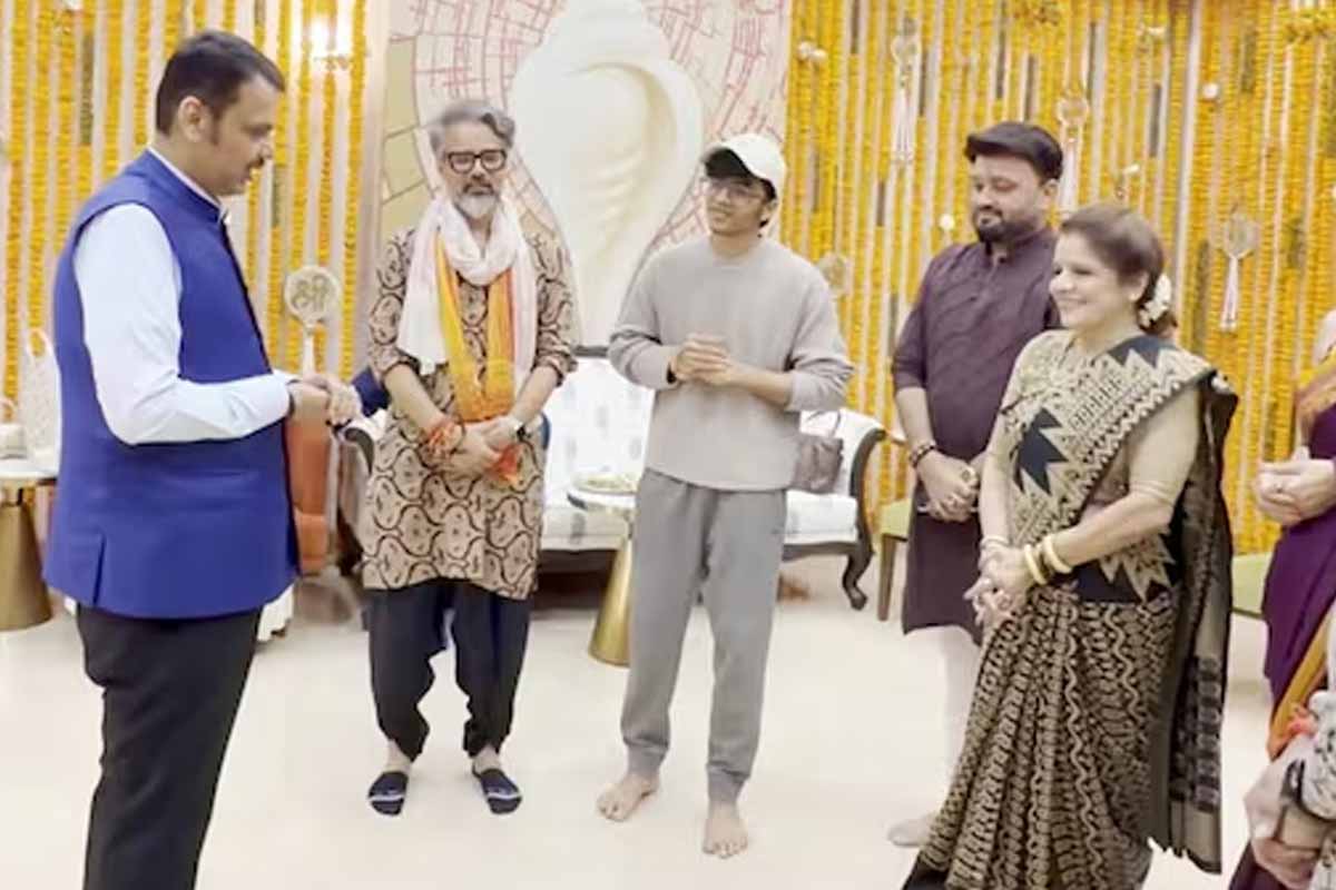 ৩০০ কোটি পেরিয়ে বেনজির সাফল্য, দেখা করে টিম ‘হনুমান অংশ’কে শুভেচ্ছা দেবেন্দ্র ফড়নবিশের