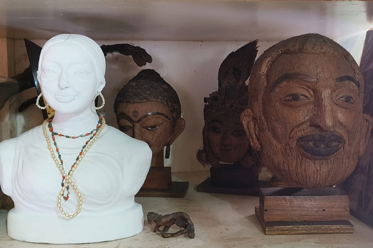 Bedridden wife, Elderly man sculpts a statue of his better half to preserve her familiar smile in Madhyamgram