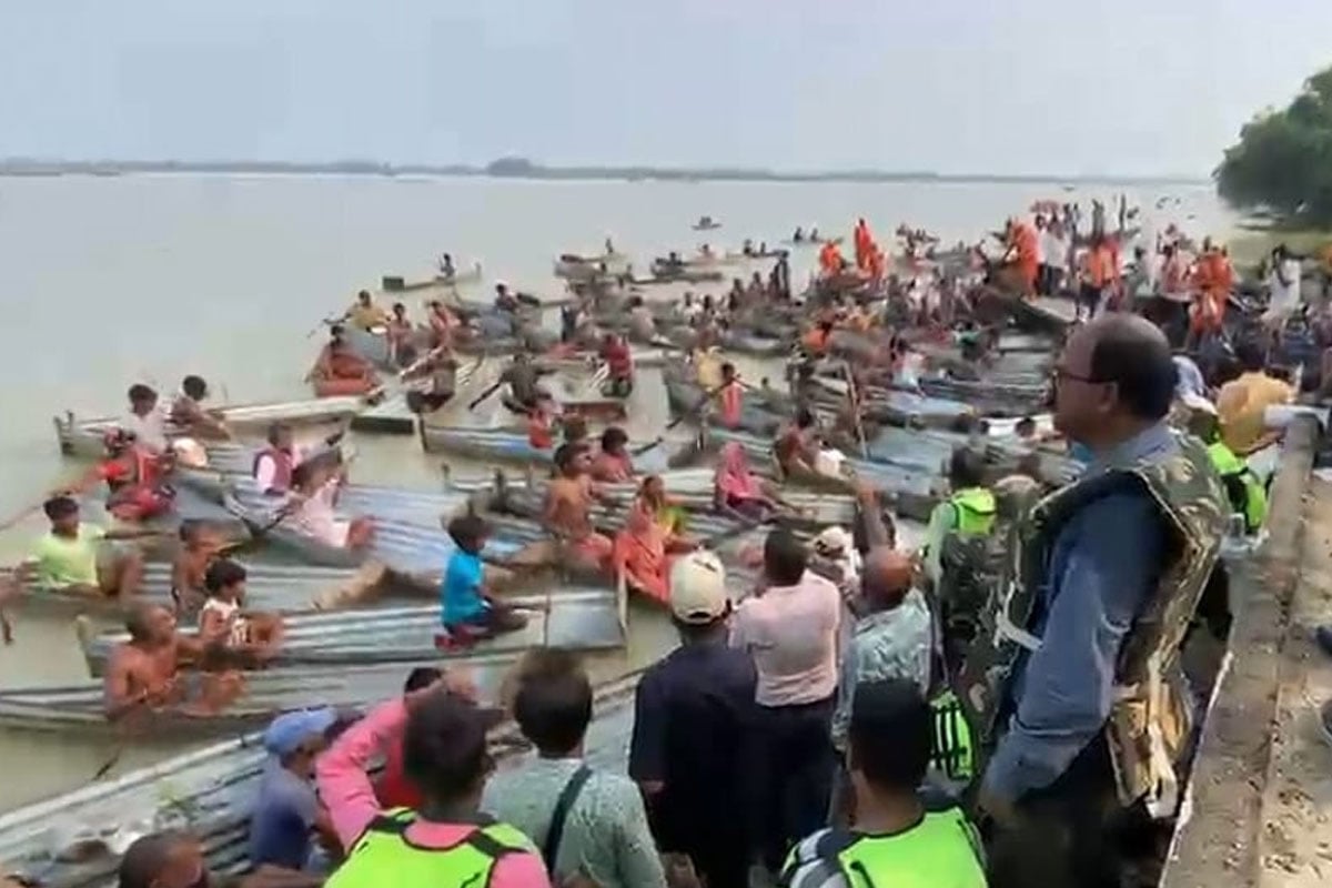 গিলে খাচ্ছে ‘রাক্ষুসে’ গঙ্গা, মানুষ যেন জলের পোকা! ভূতনির চরে শুধুই হাহাকার