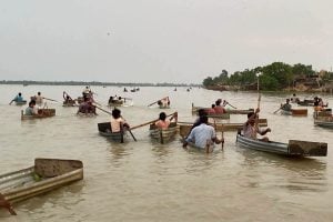 ৩ ঘণ্টা জল ভেঙে খাবার নিতে যাচ্ছেন দুর্গতরা! বুক সমান জলে ত্রাণের জন্য হাহাকার ভূতনিতে