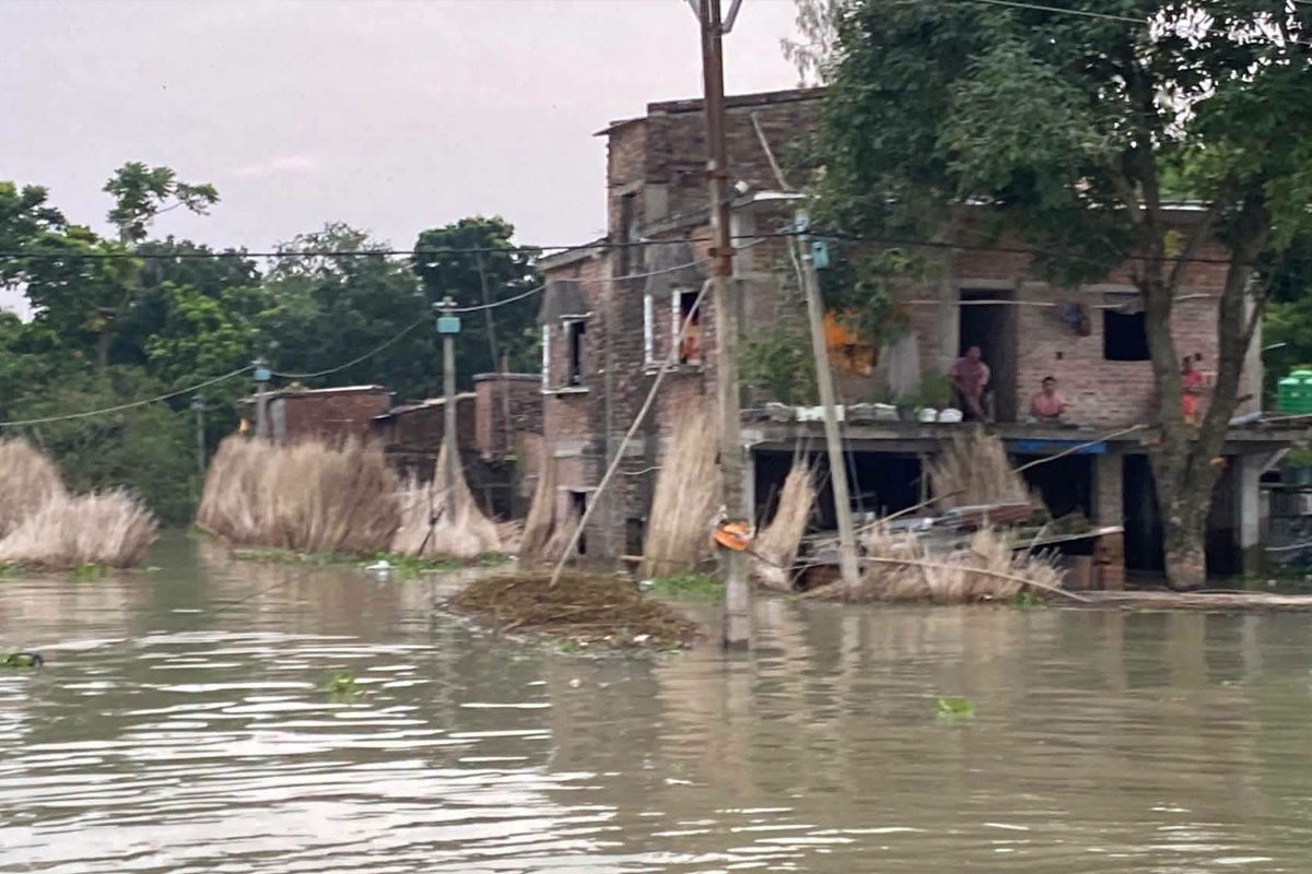Maldah Flood: Bhootni is engulfed by river ganga, danger awaits