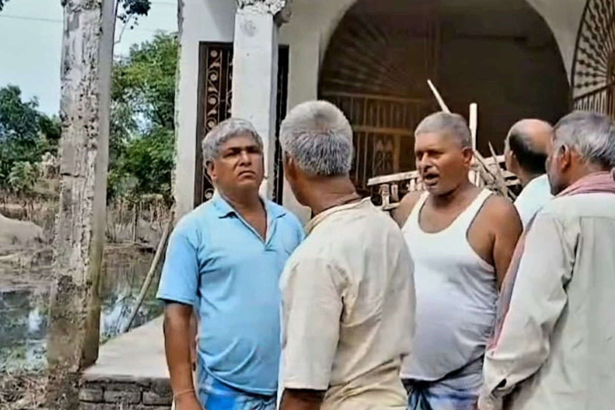 জল নামতেই খড়, বাঁশ দিয়ে প্রতিমা তৈরির কাজ শুরু হয়েছে। নিজস্ব চিত্র