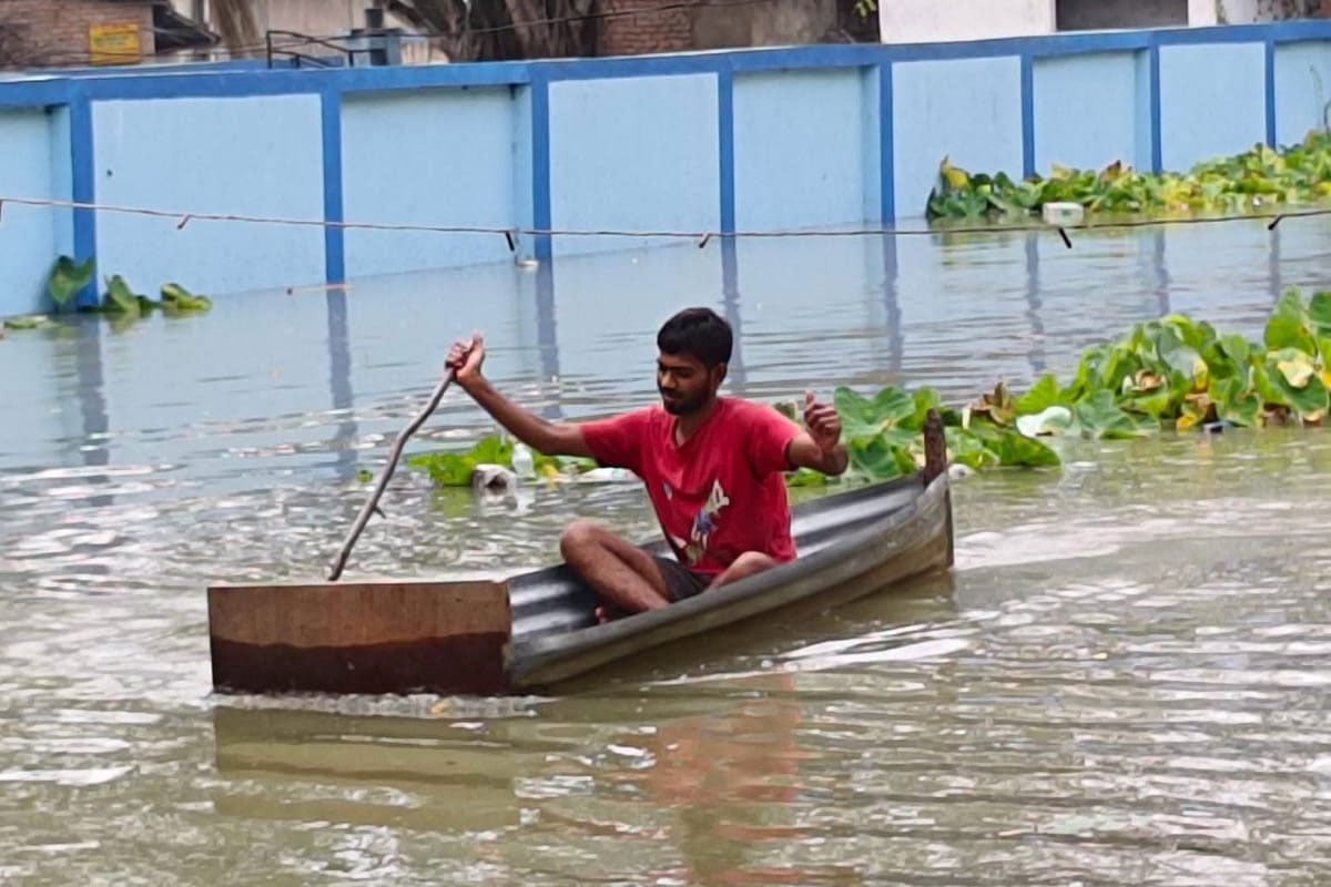 বাড়ির ইট, জানলা-দরজা খুলে নিয়ে অন্যত্র যাচ্ছেন ‘বিপন্ন’ মানুষ, বুক ফাটা কান্না ভূতনিতে!