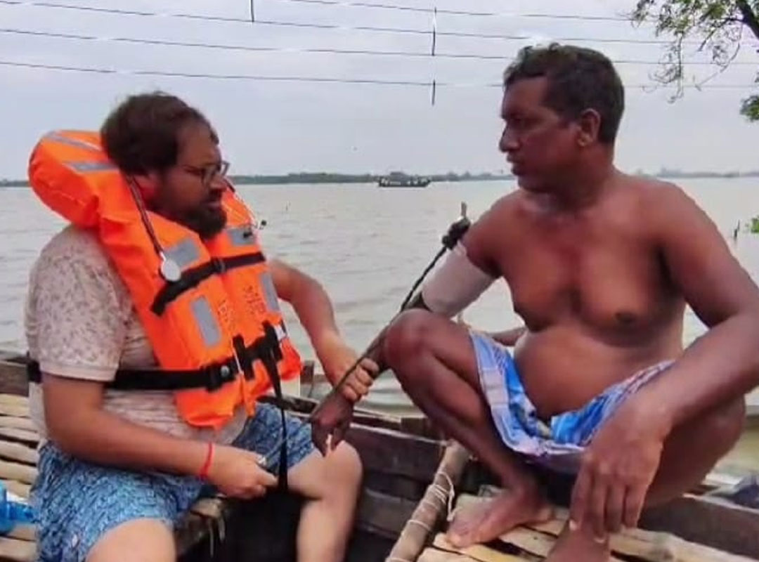 ভূতনিতে লাইফ জ্যাকেট গায়ে নৌকায় রোগী দেখছেন সরকারি চিকিৎসক, বাড়ছে ক্ষোভ