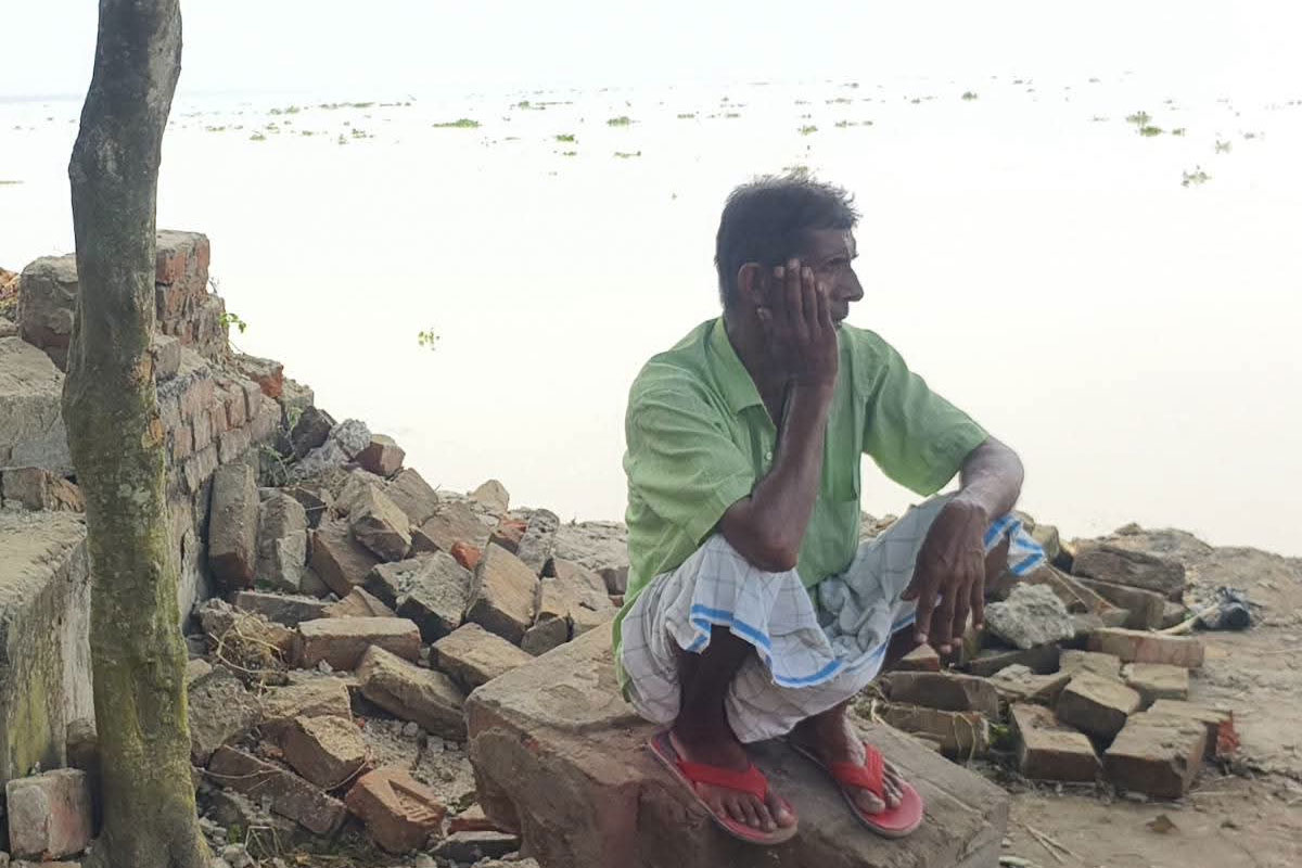 Flood victims take shelter on rooftops in Maldah's Bhutni