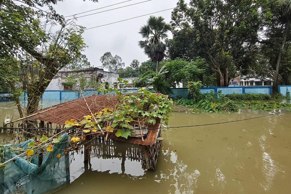 Many people are leaving their homes in Maldah's Bhutni due to floods