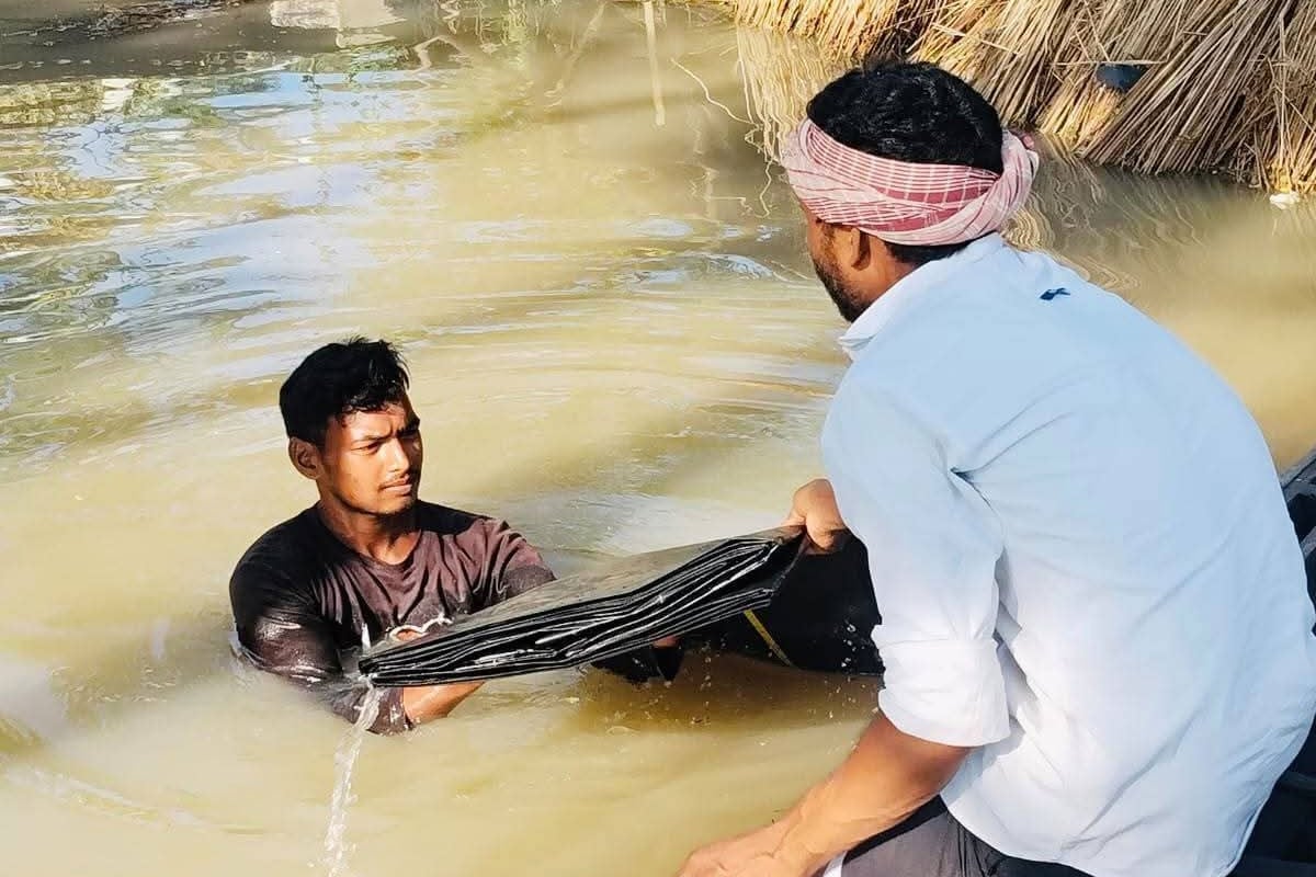 চারদিকে গঙ্গার স্রোত, ভূতনিতে বাড়ির ছাদে আশ্রয় বন্যা দুর্গতদের, ত্রাণ নিয়ে ঘুরছেন আধিকারিকরা