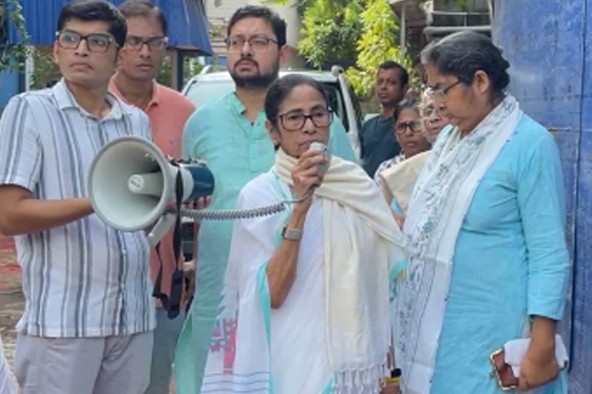 ‘জুলুমবাজি করছে’, শ্রীরামপুরের সভার আগে কালীঘাট থেকে বিজেপিকে বিঁধলেন মমতা