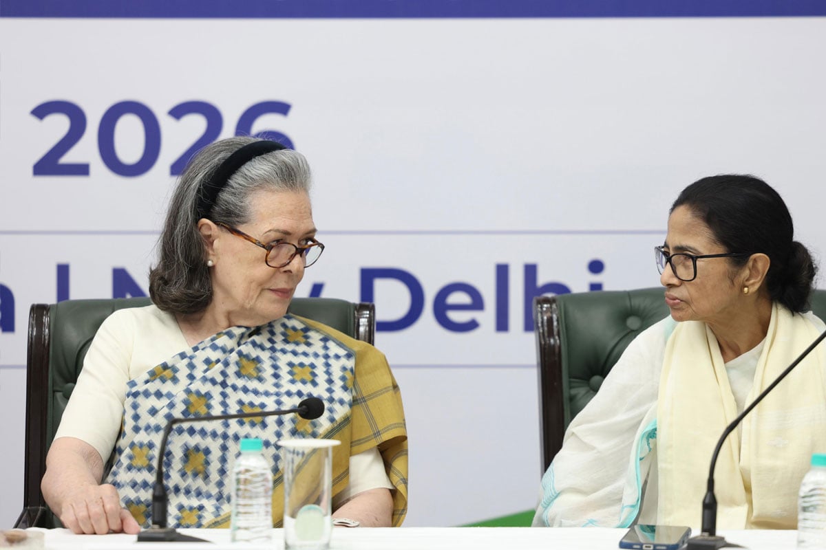 ‘বাড়ি থেকে বেরোতে পারছি না, কিছু করুন’, দিল্লিতে ‘ইন্ডি’ বৈঠকে কাতর আর্তি মমতার