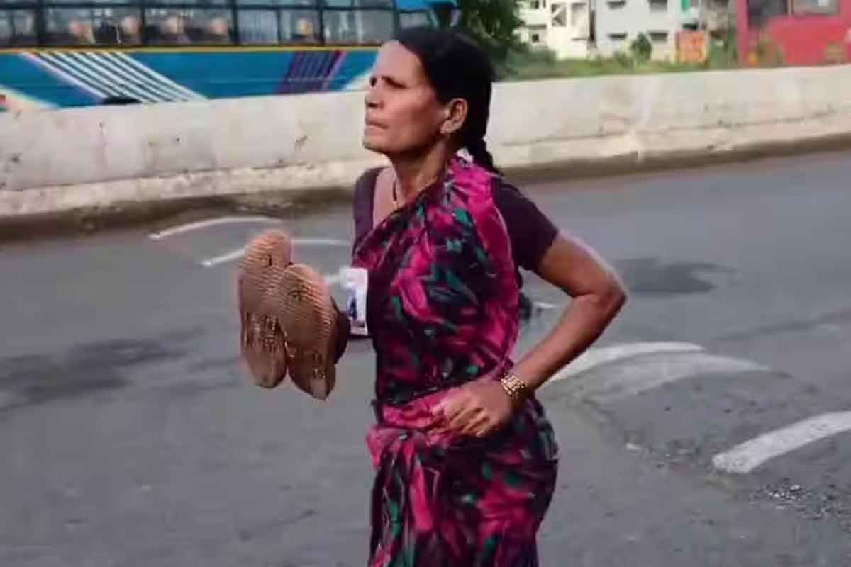 মেয়ের পড়ার খরচ জোগাতে শাড়ি পরেই ছুট ম্যারাথনে! প্রথম হয়ে তাক লাগালেন মহারাষ্ট্রের রমা দেবী