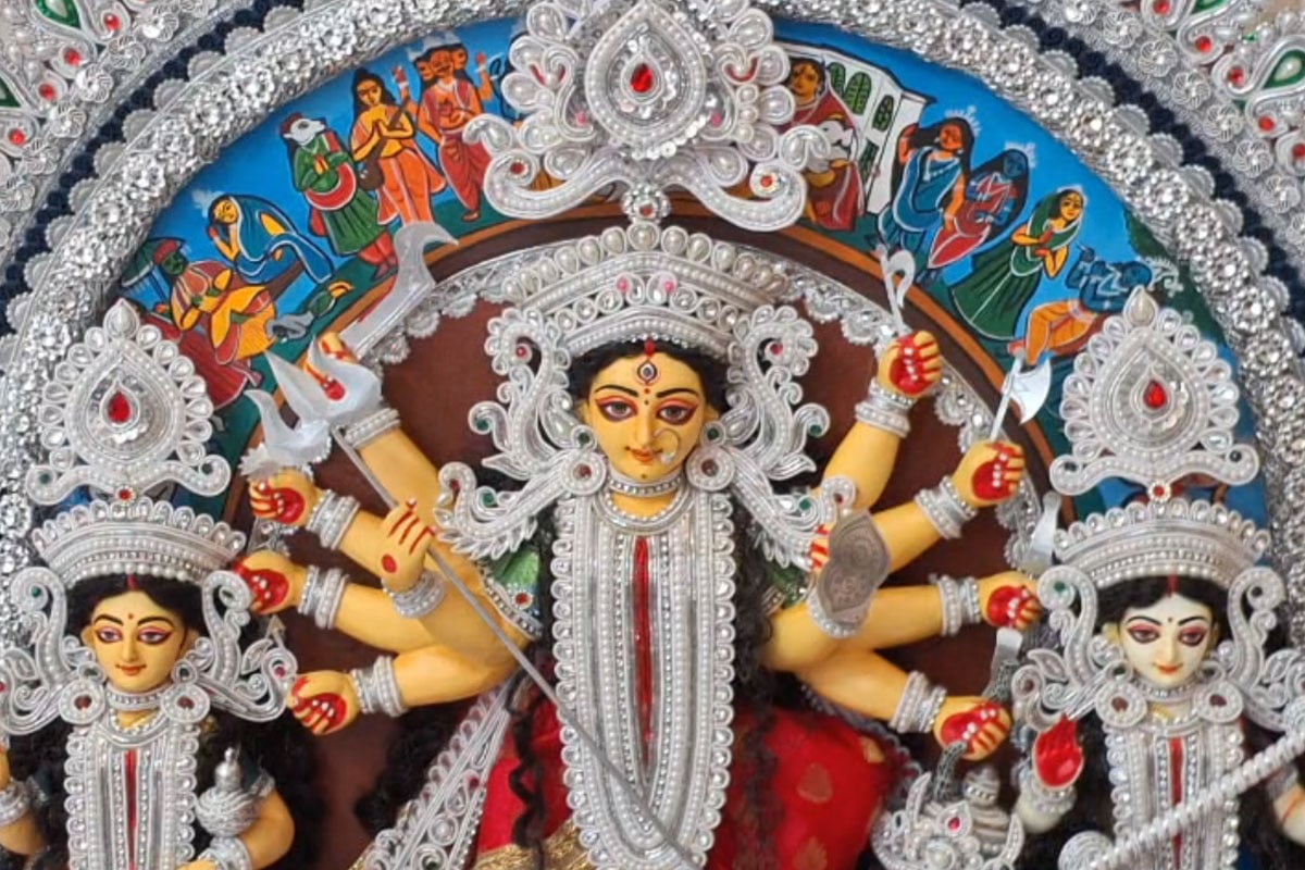 পরণে লাল বেনারসি, ছেলেমেয়ে নিয়ে মুর্শিদাবাদ থেকে জাপানে পাড়ি উমার