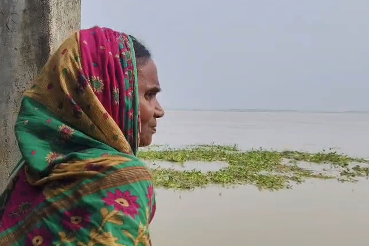 Land engulfed by ganga river in Murshidabad, woman tries to save room