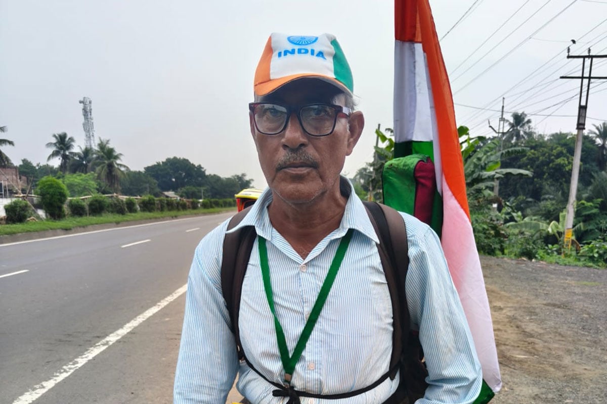 Elderly man takes to streets in protest against insult to Netaji, carrying national flag and a portrait of Netaji Subhas Chandra Bose