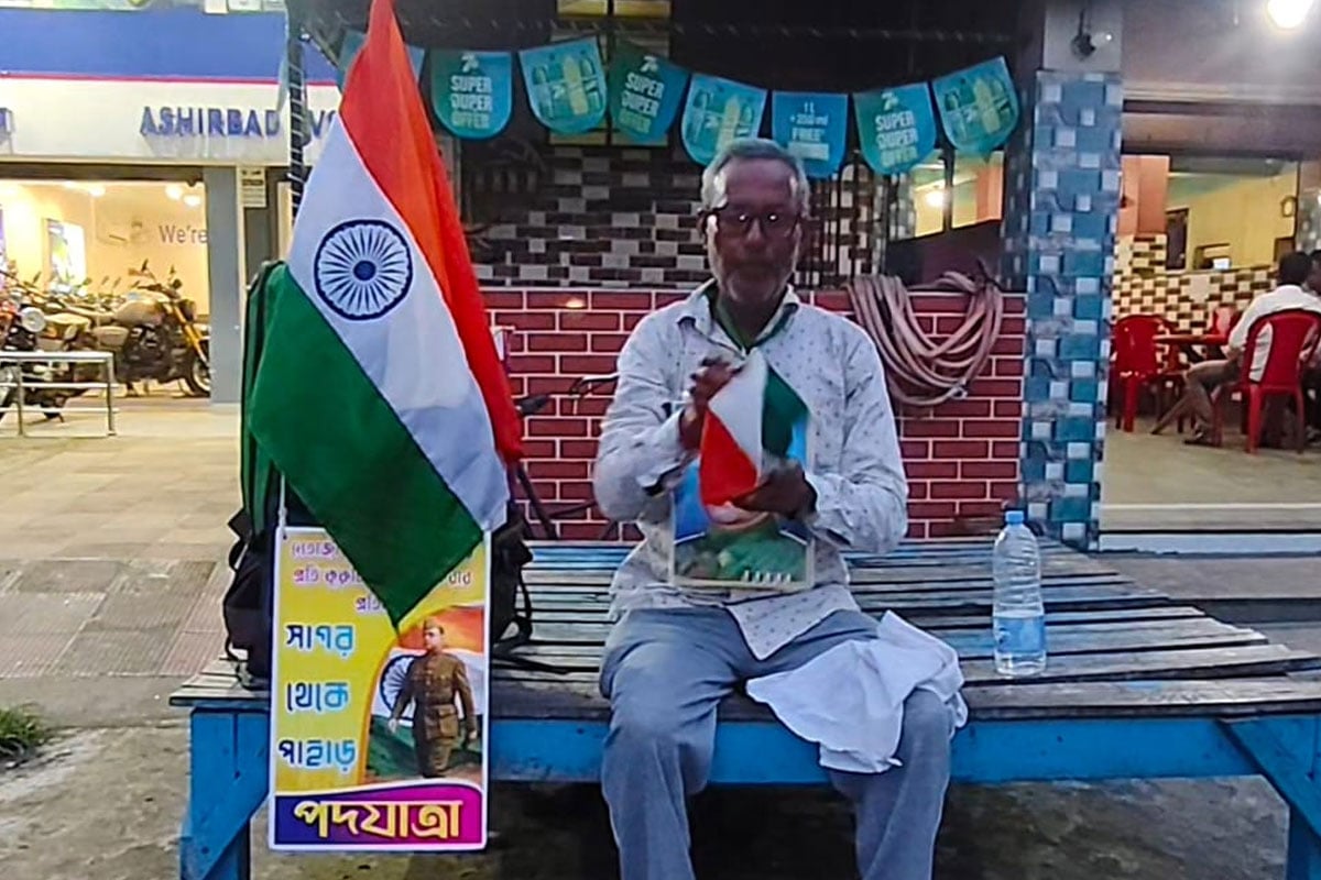 নেতাজিকে অপমান! জাতীয় পতাকা-সুভাষের ছবি নিয়ে প্রতিবাদে পথ হাঁটছেন বৃদ্ধ
