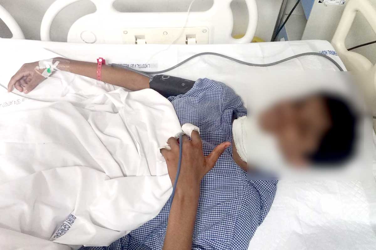 সাউথ পয়েন্টে রক্তারক্তি! বই নিয়ে বচসা, সহপাঠীর গলায় ছুরি ক্লাস নাইনের পড়ুয়ার