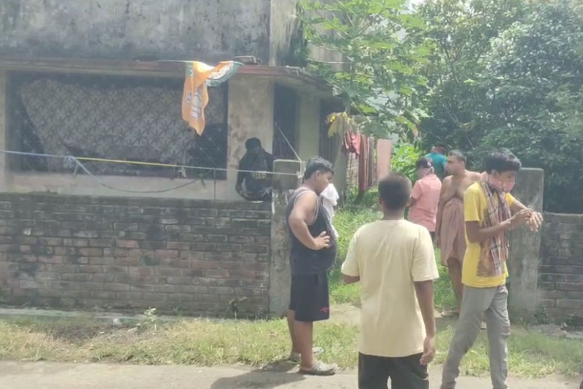 দুর্গন্ধে টেকা দায়! বাড়ির জানলায় উঁকি দিতেই হাড়হিম দৃশ্য গয়েশপুরে