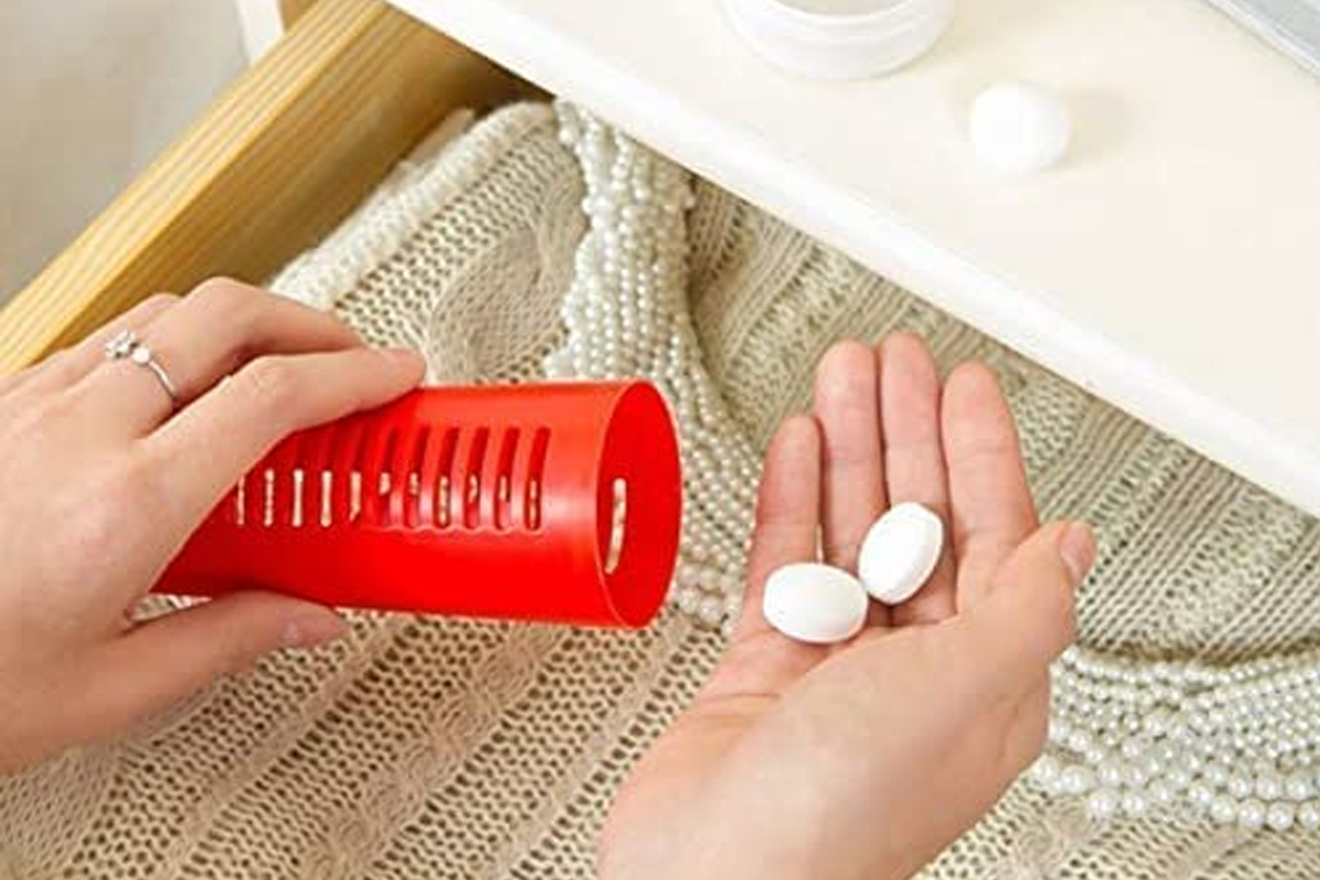naphthalene balls toxic chemical health risks cupboard bathroom inhalation