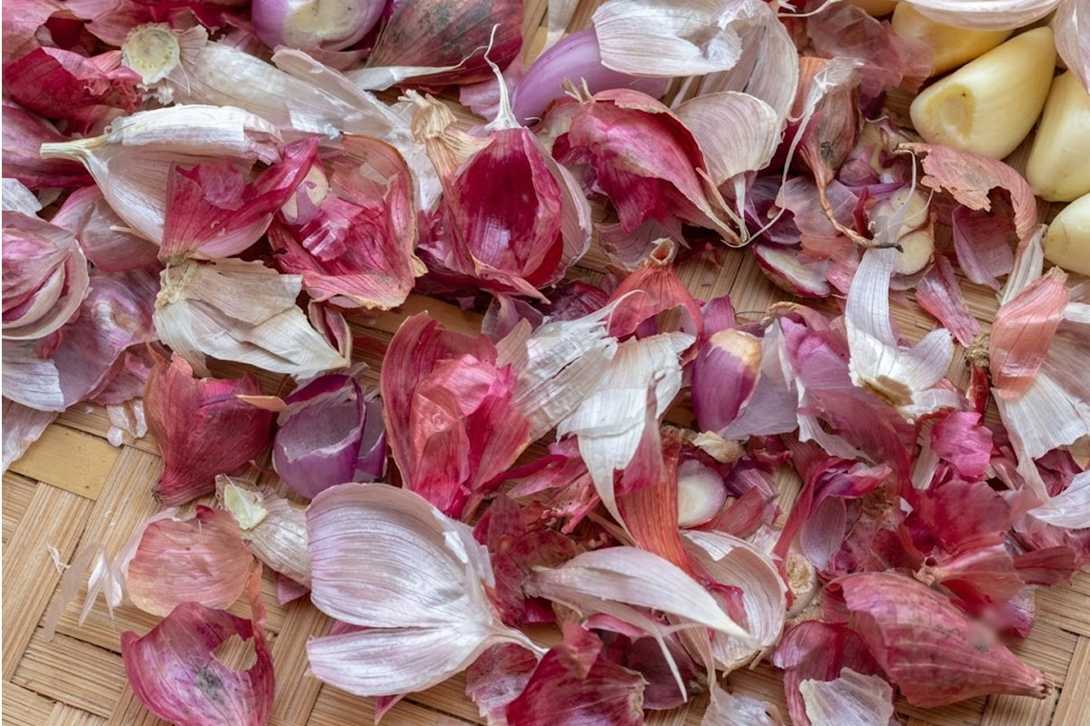 Don’t Throw Away Onion & Garlic Peels: Easy Ways to Use Them at Home
